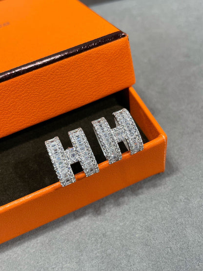 [CiCi]H STUD EARRINGS WITH SILVER DIAMONDS