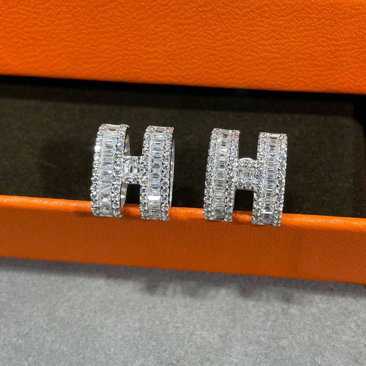 [CiCi]H STUD EARRINGS WITH SILVER DIAMONDS