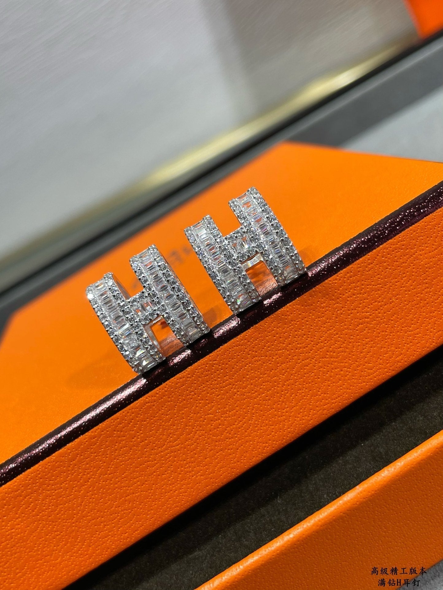 [CiCi]H STUD EARRINGS WITH SILVER DIAMONDS