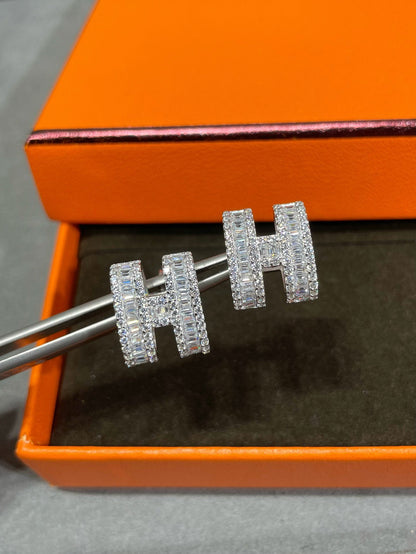 [CiCi]H STUD EARRINGS WITH SILVER DIAMONDS