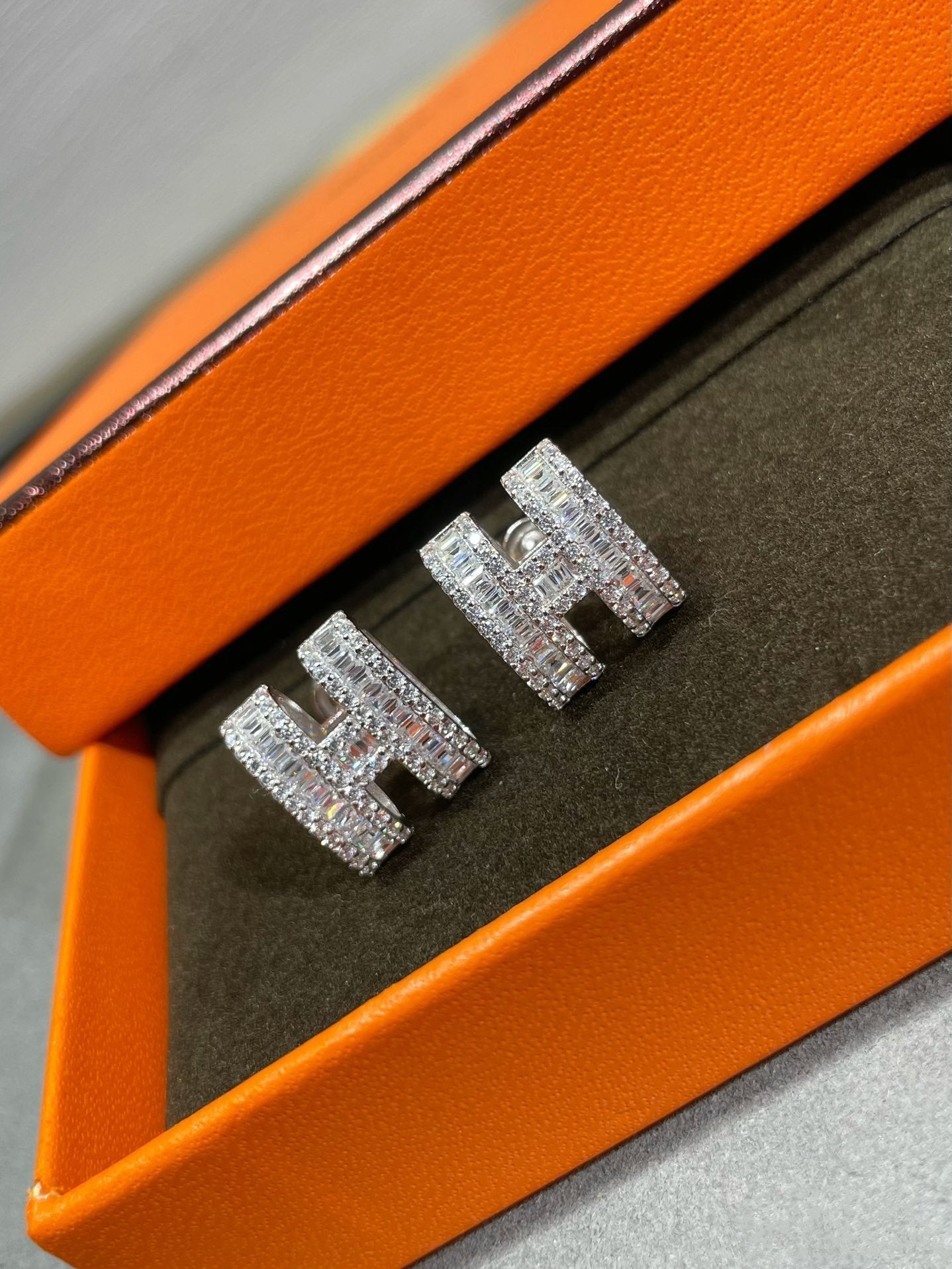 [CiCi]H STUD EARRINGS WITH SILVER DIAMONDS