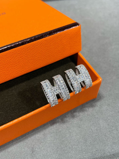 [CiCi]H STUD EARRINGS WITH SILVER DIAMONDS