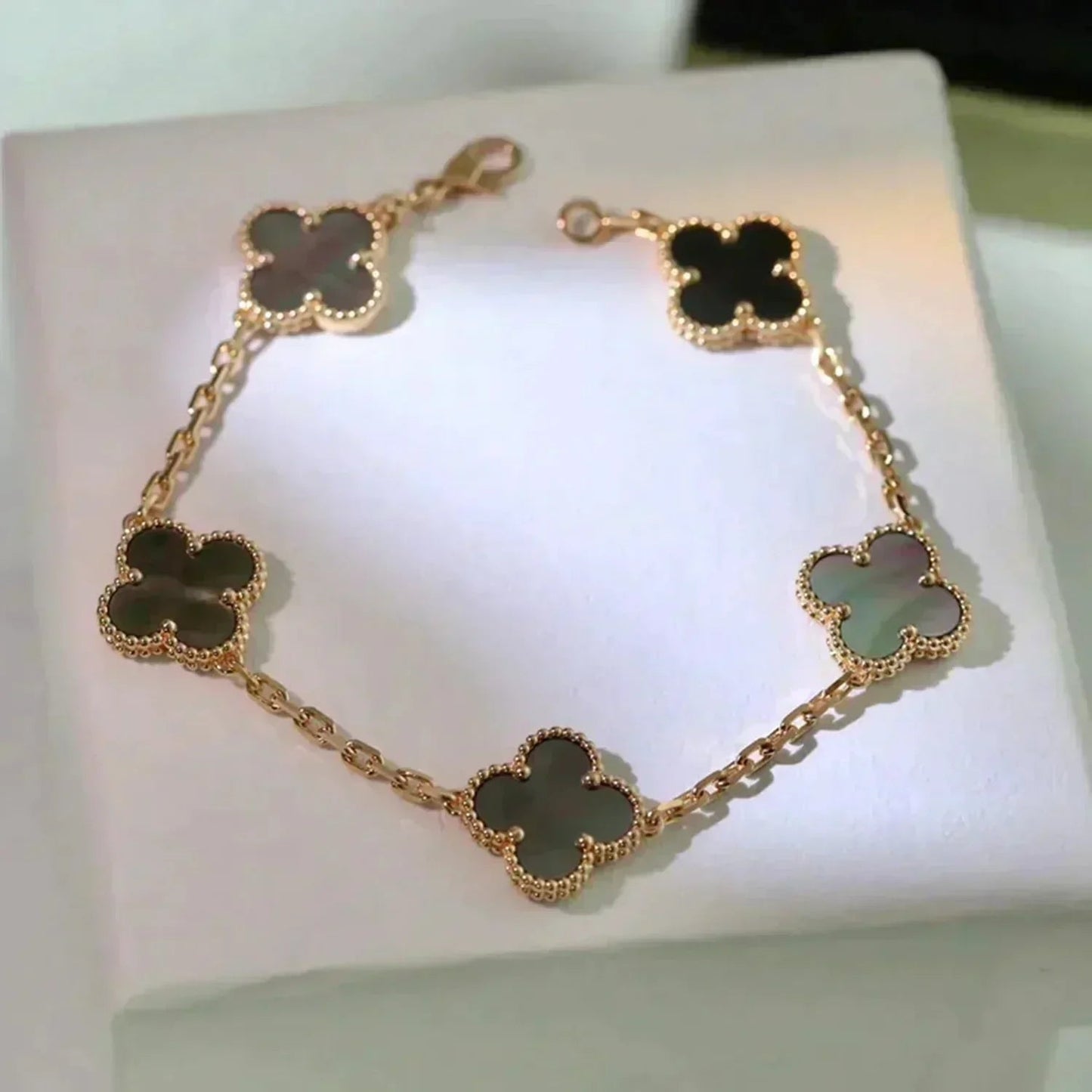[CiCi] CLOVER 5 MOTIF GRAY MOP BRACELET COLLECTION