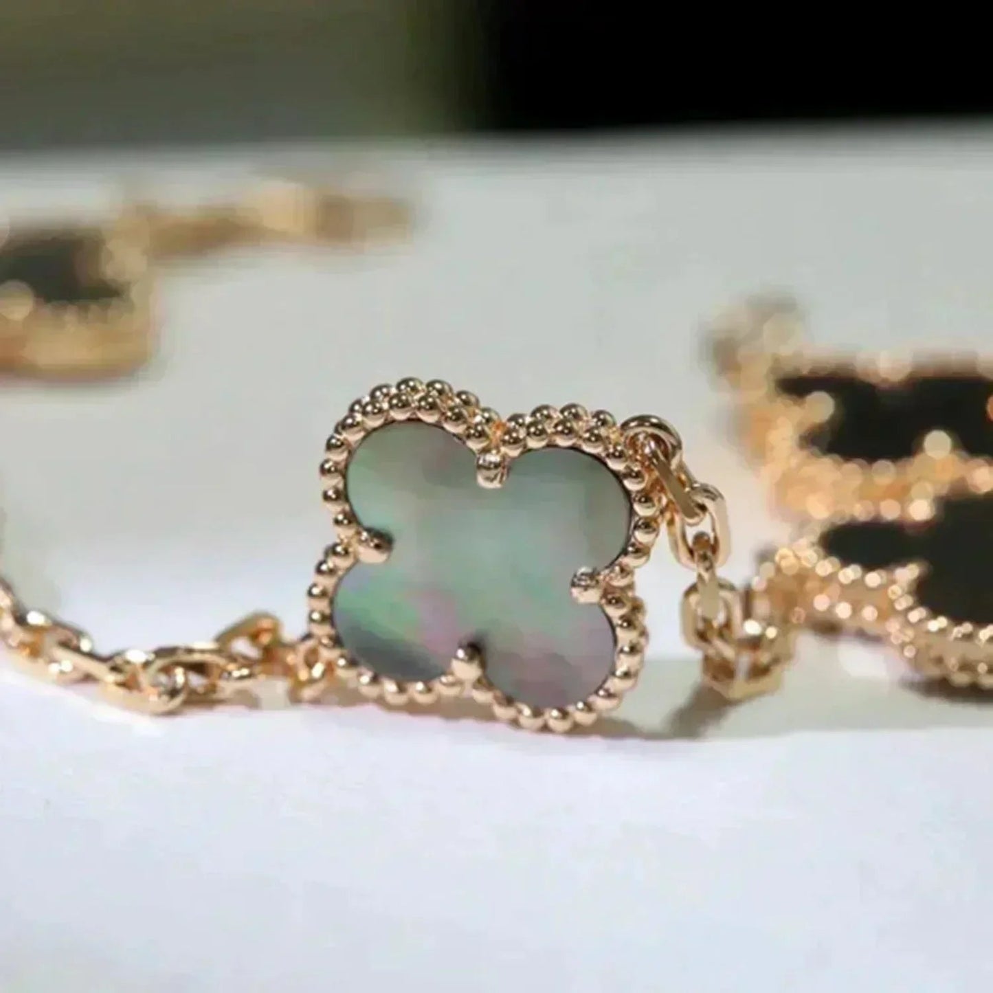 [CiCi] CLOVER 5 MOTIF GRAY MOP BRACELET COLLECTION