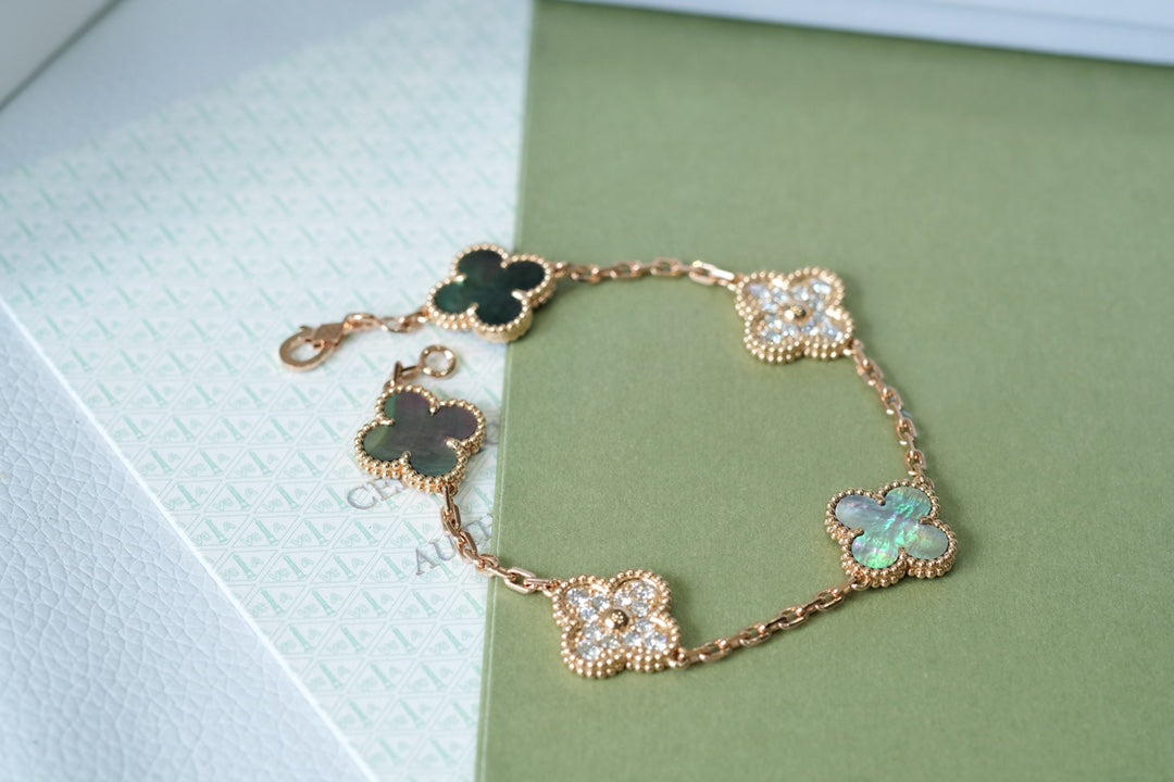 [CiCi] CLOVER 5 MOTIF GRAY MOP BRACELET COLLECTION