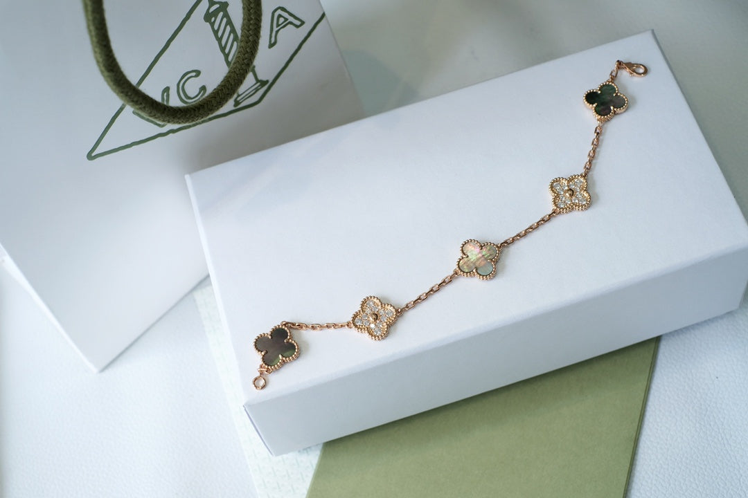 [CiCi] CLOVER 5 MOTIF GRAY MOP BRACELET COLLECTION