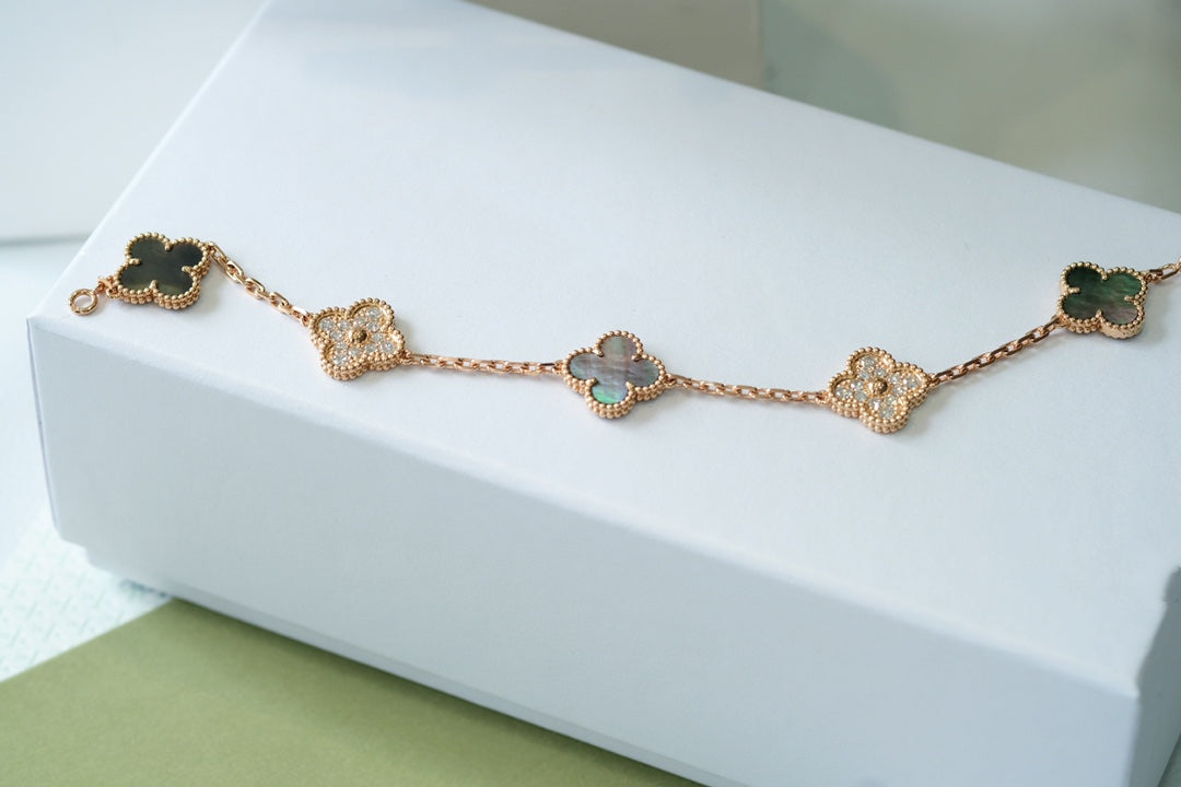 [CiCi] CLOVER 5 MOTIF GRAY MOP BRACELET COLLECTION