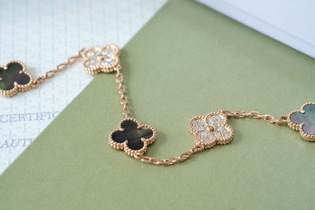 [CiCi] CLOVER 5 MOTIF GRAY MOP BRACELET COLLECTION