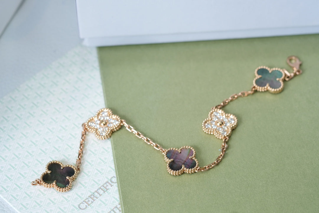 [CiCi] CLOVER 5 MOTIF GRAY MOP BRACELET COLLECTION