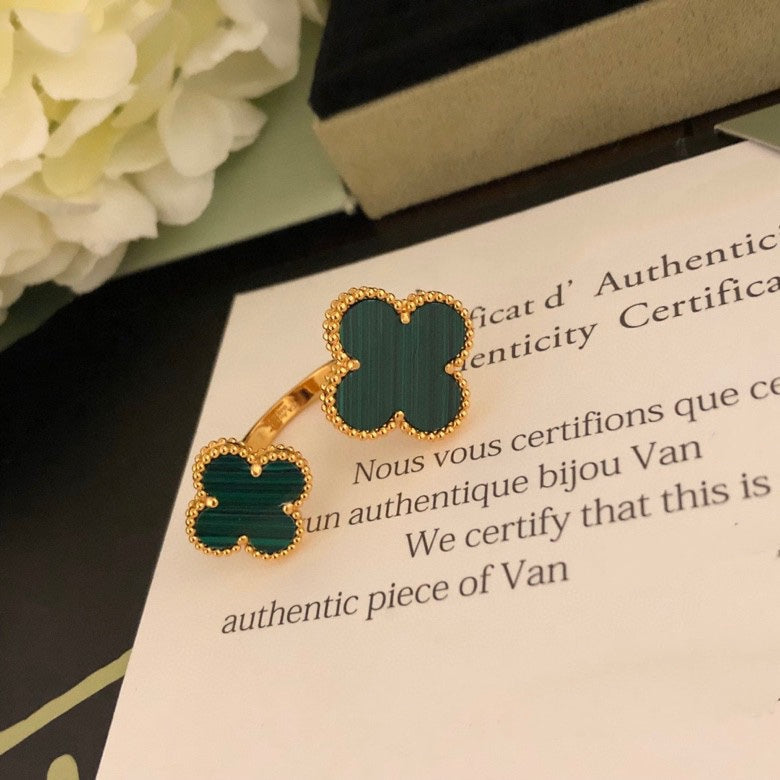 [CiCi]CLOVER BETWEEN THE FINGER RING