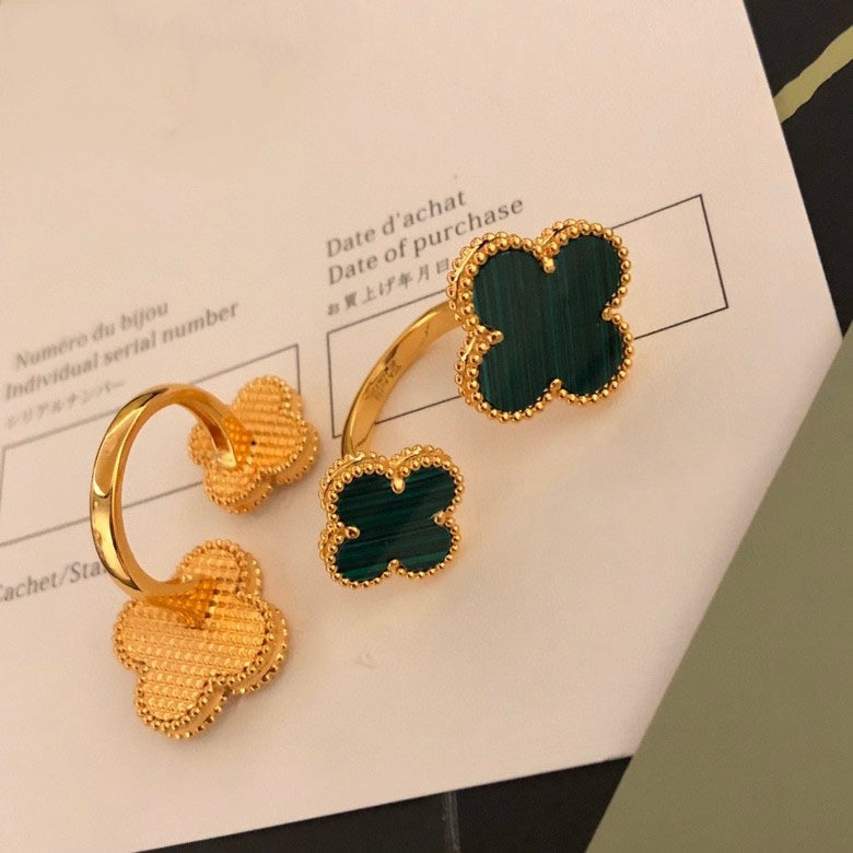 [CiCi]CLOVER BETWEEN THE FINGER RING