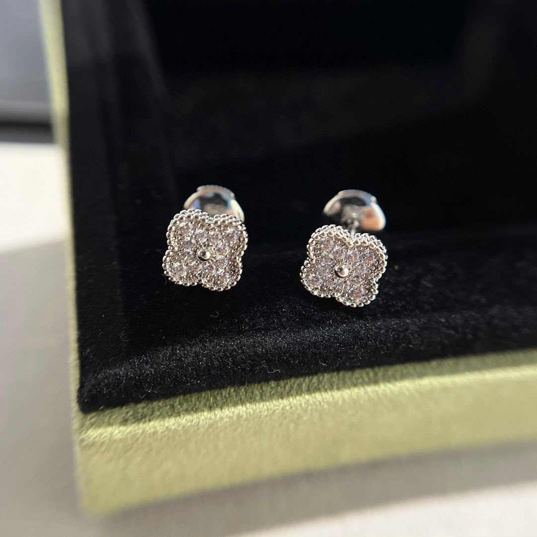 [CiCi]CLOVER MINI DIAMOND STUD EARRINGS