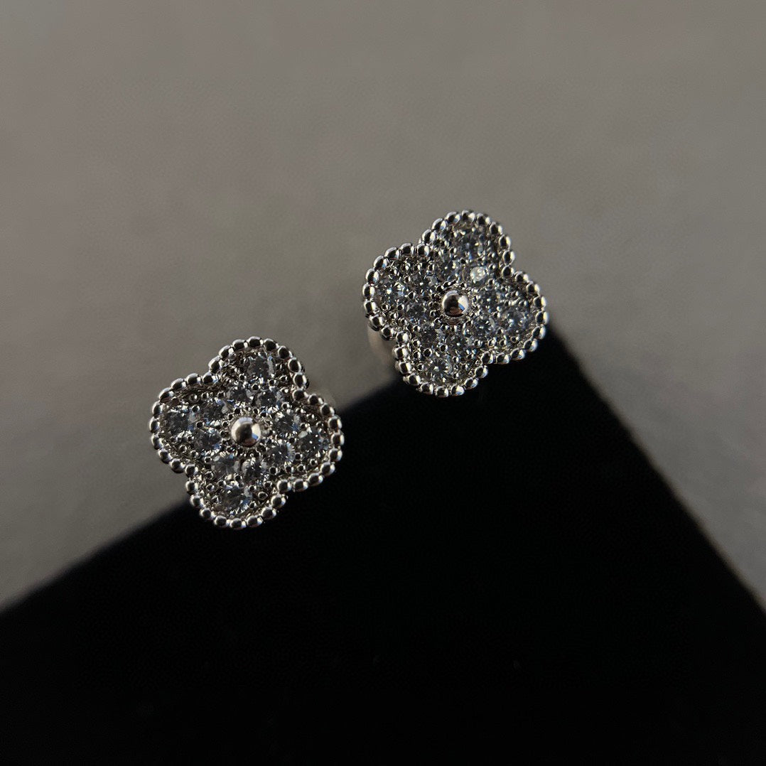 [CiCi]CLOVER MINI DIAMOND STUD EARRINGS