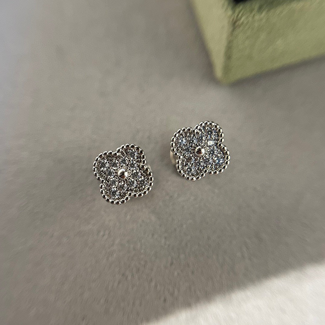 [CiCi]CLOVER MINI DIAMOND STUD EARRINGS