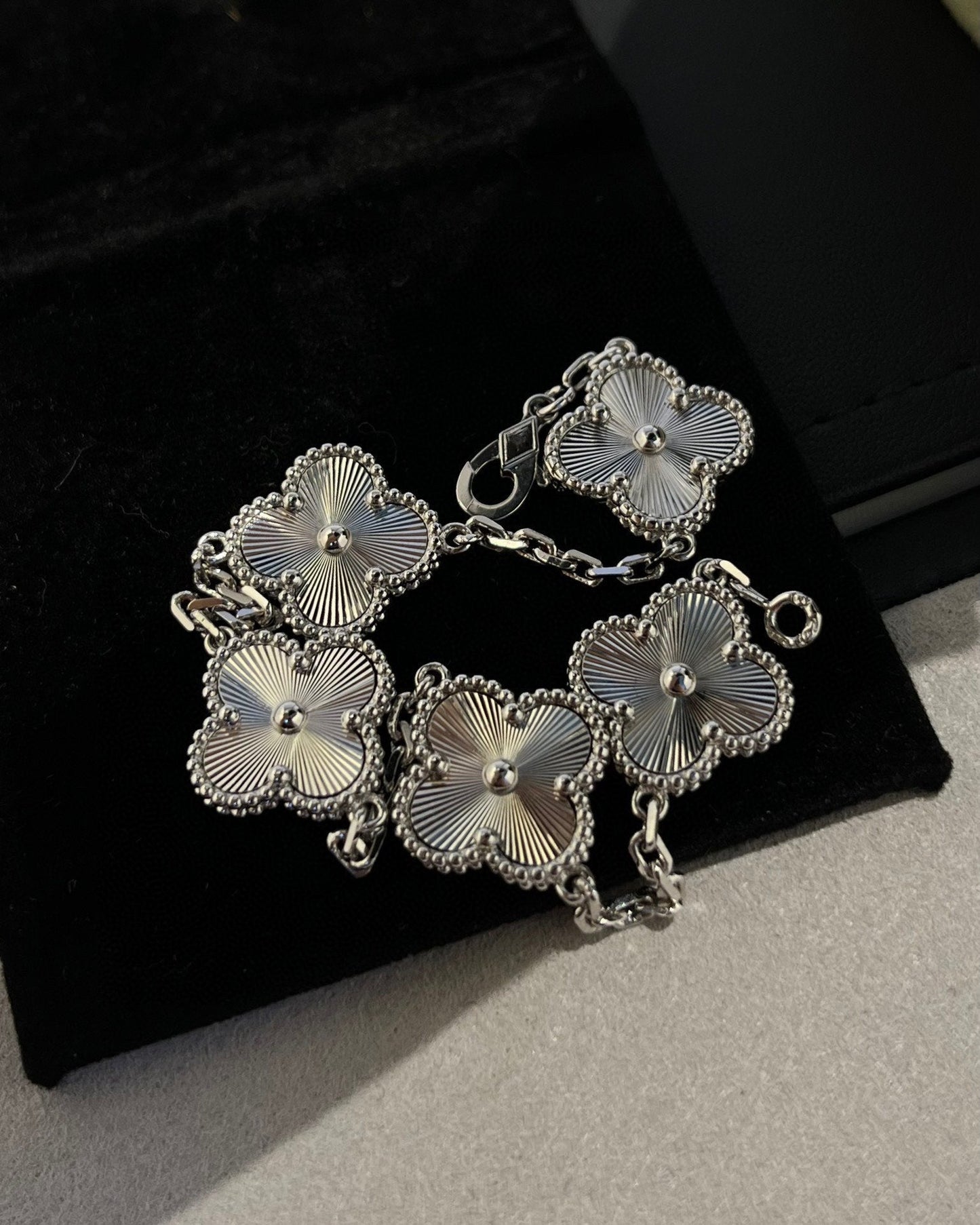 [CiCi] CLOVER 5 MOTIF LASER BRACELET COLLECTION