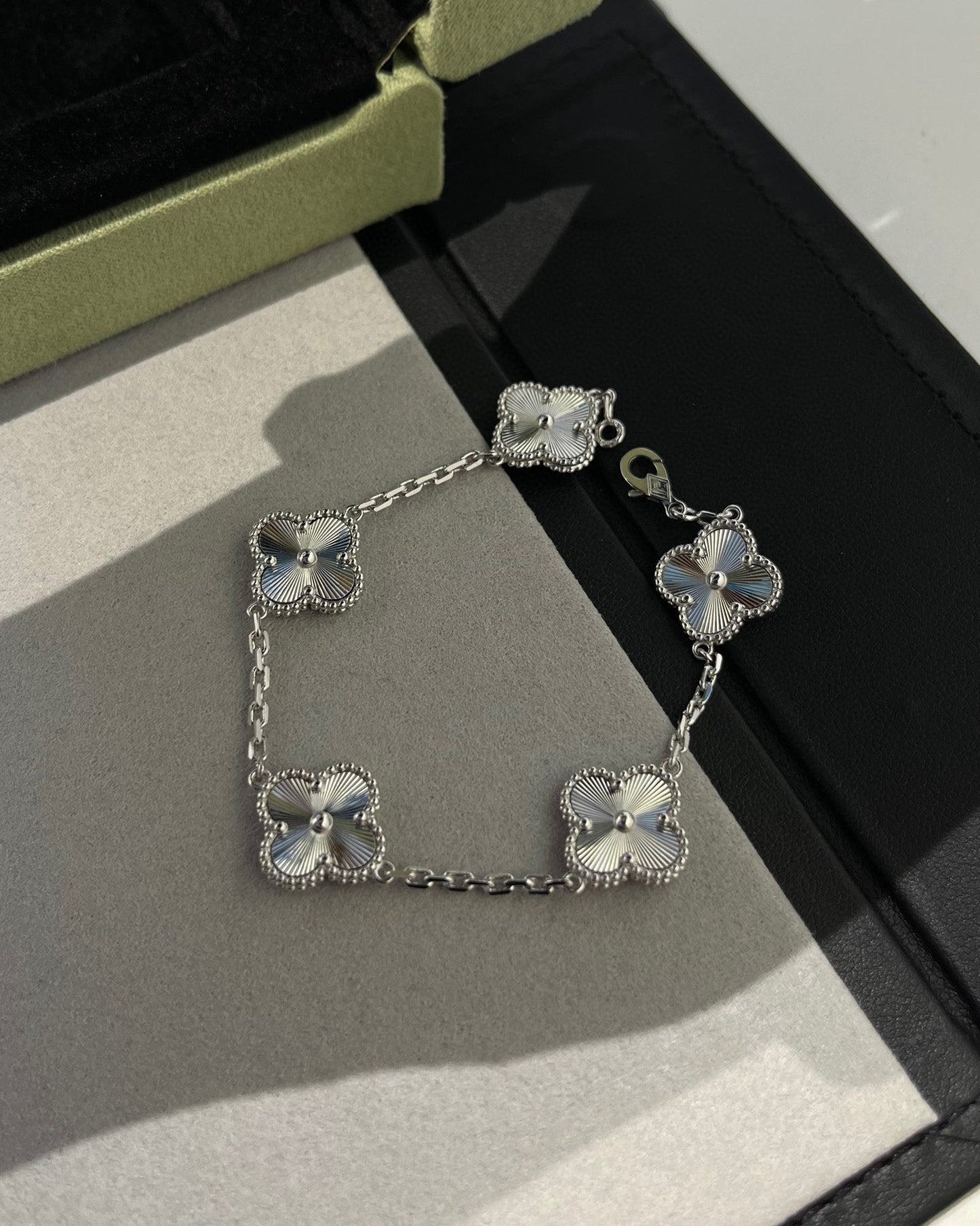 [CiCi] CLOVER 5 MOTIF LASER BRACELET COLLECTION