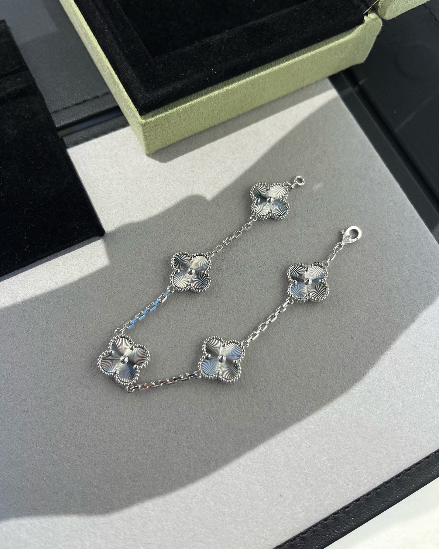 [CiCi] CLOVER 5 MOTIF LASER BRACELET COLLECTION